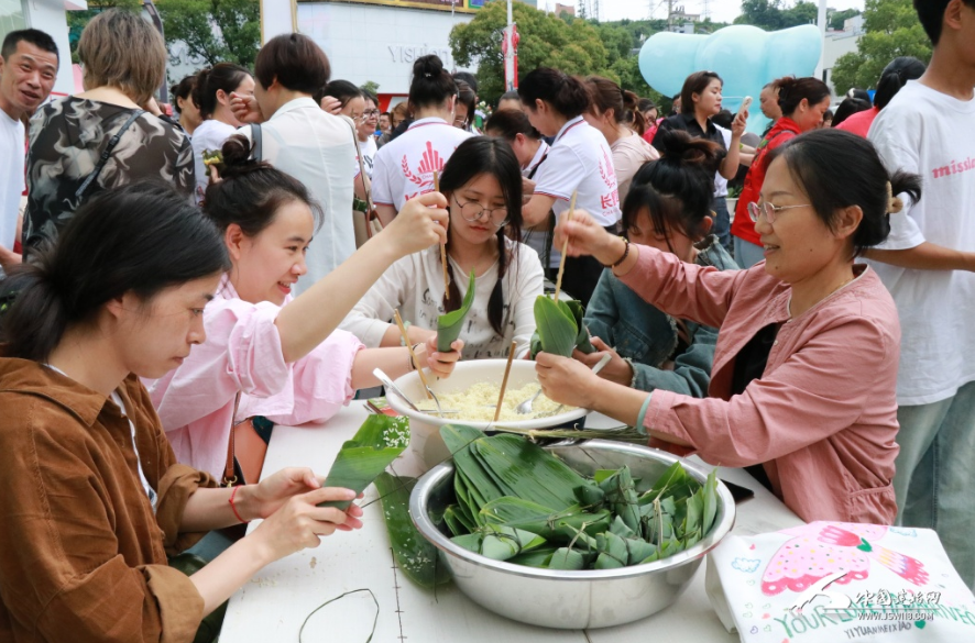 建始星光天地商圈联合社区居民“粽”情端午送关爱