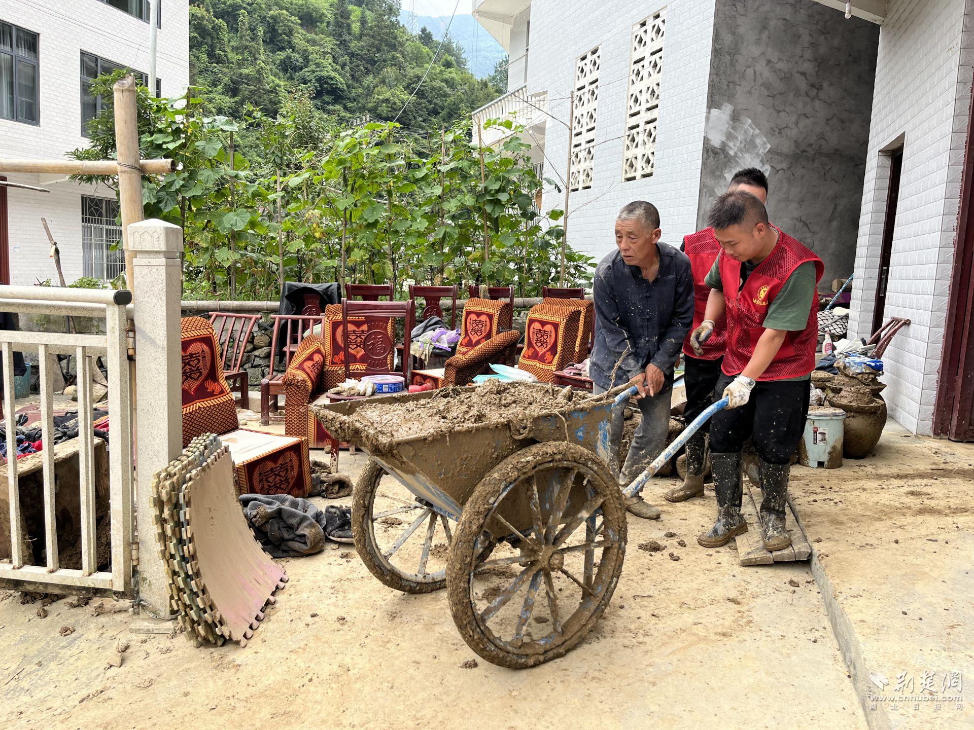 荆楚网（湖北日报网）：建始43名企业职工志愿抗洪抢险护家园